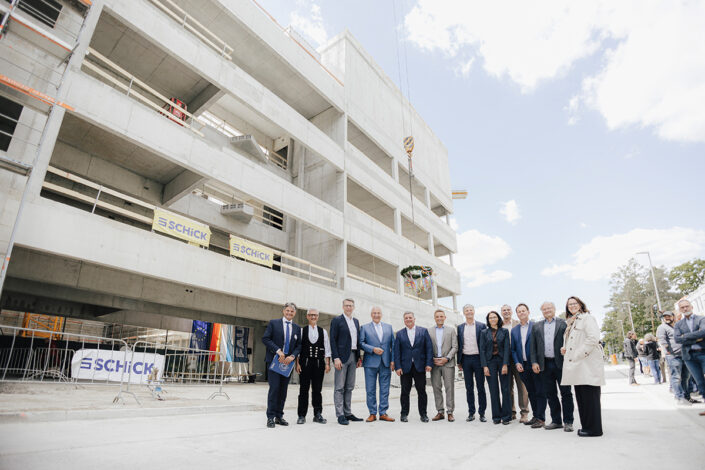 Representatives of FAU and politics at the topping out ceremony for new build industrial chemistry