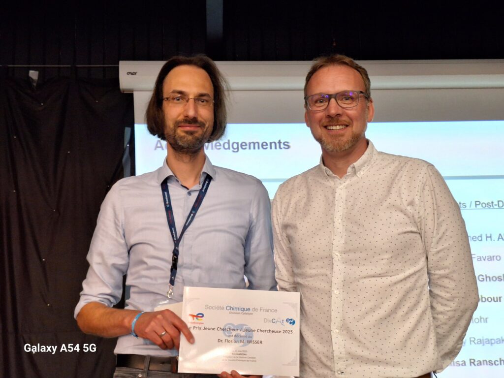 Florian Wisser (l.) received the Prix Jeune Chercheur – Jeune Chercheuse, laudatory speaker Jérôme Canivet (r.)